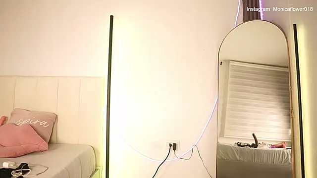 monicaflowerr online show from May 28, 2026, 8:04 pm