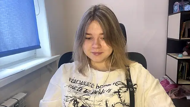 TomikoPfau online show from April 6, 2026, 7:53 am