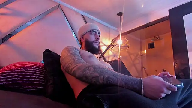 Snapshot of SantiagoHincapiie chatting on March 6, 2026, 4:18 am SantiagoHincapiie online show from March 6, 2026, 4:18 am