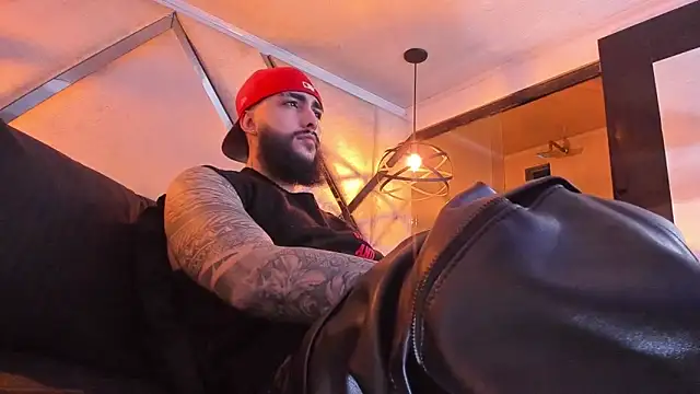 Snapshot of SantiagoHincapiie chatting on March 7, 2026, 4:30 am SantiagoHincapiie online show from March 7, 2026, 4:30 am