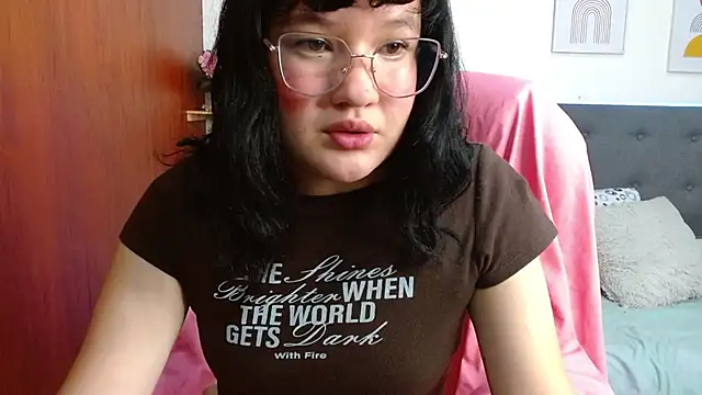 Luna  petit online show from March 3, 2026, 7:54 pm