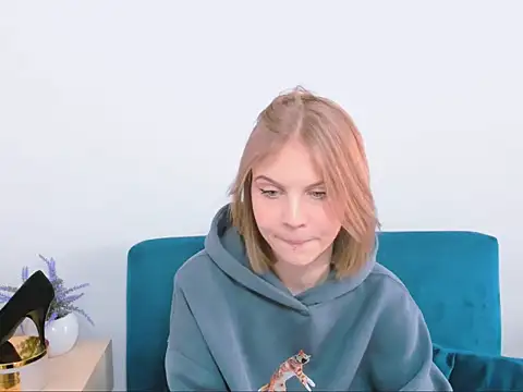 Snapshot of StormiSmooth chatting on April 2, 2026, 10:00 am StormiSmooth online show from April 2, 2026, 10:00 am