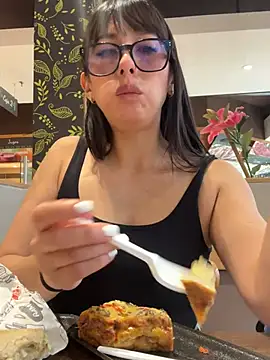 Snapshot of susi_chimm chatting on May 18, 2026, 4:23 pm susi chimm online show from May 18, 2026, 4:23 pm
