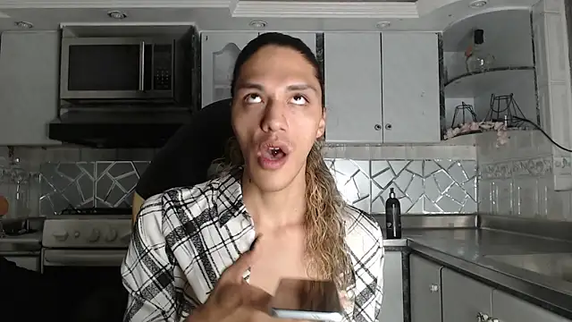 Snapshot of CrisOzzz chatting on April 8, 2026, 11:39 pm CrisOzzz online show from April 8, 2026, 11:39 pm