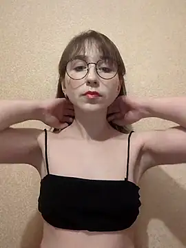 Snapshot of Ella17582 chatting on March 4, 2026, 9:33 pm Ella17582 online show from March 4, 2026, 9:33 pm