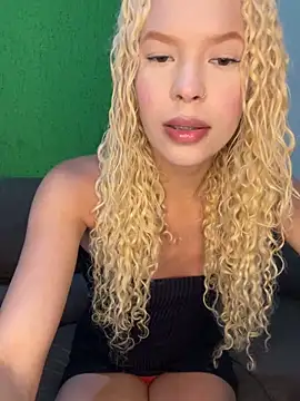 Snapshot of loirinha_atrevida chatting on April 16, 2026, 2:51 pm loirinha atrevida online show from April 16, 2026, 2:51 pm