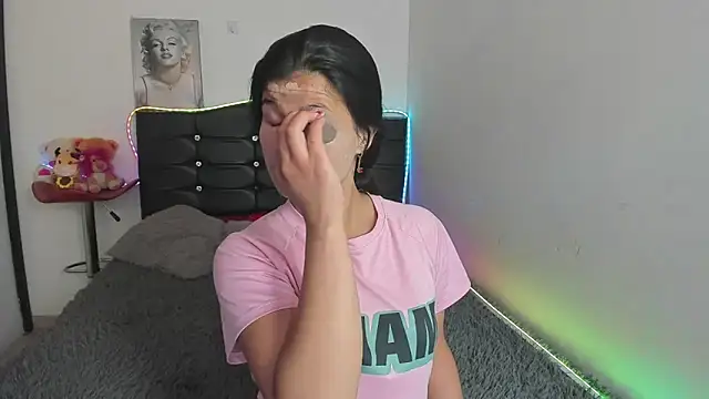 LatinaQueen23 online show from May 6, 2026, 3:49 pm