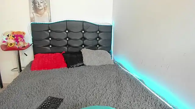 LatinaQueen23 online show from May 4, 2026, 3:59 pm