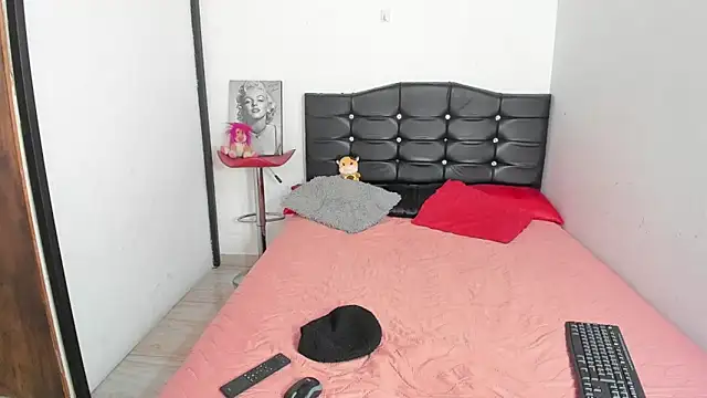 LatinaQueen23 online show from May 3, 2026, 2:20 pm