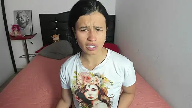 LatinaQueen23 online show from April 28, 2026, 3:49 pm