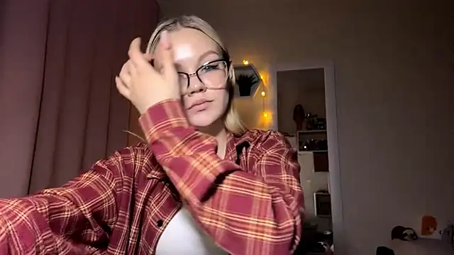 MiaCashe online show from March 11, 2026, 3:06 pm