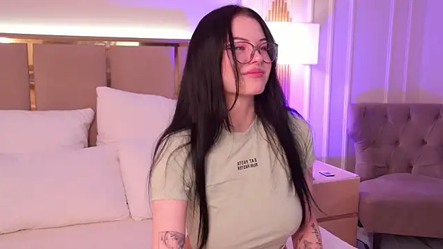 Snapshot of CindyMil chatting on March 4, 2026, 6:21 am CindyMil online show from March 4, 2026, 6:21 am