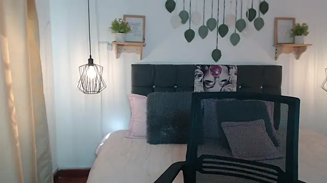 Emma hassani online show from April 10, 2026, 2:13 pm