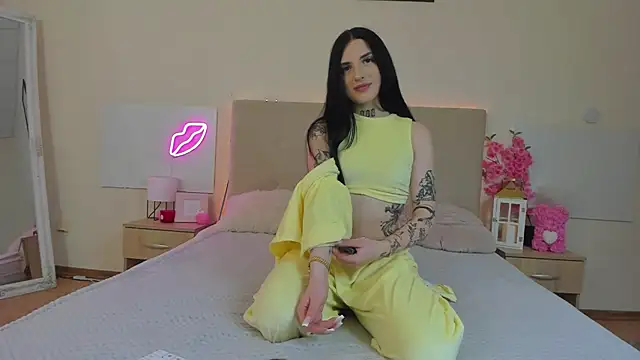 TiffanyHhot online show from April 3, 2026, 12:44 pm