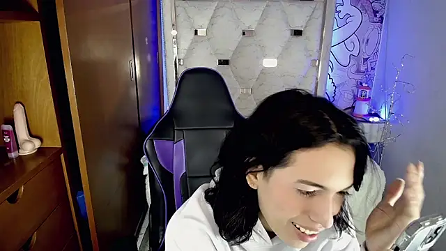 Snapshot of Larry_craft chatting on April 23, 2026, 8:32 pm Larry craft online show from April 23, 2026, 8:32 pm