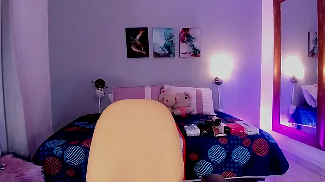 Snapshot of KimTaylorW chatting on June 4, 2026, 2:27 am KimTaylorW online show from June 4, 2026, 2:27 am