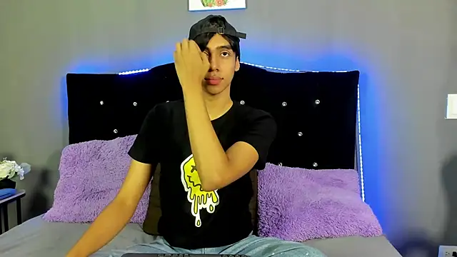 Snapshot of Eros_Lux chatting on May 6, 2026, 12:31 pm Eros Lux online show from May 6, 2026, 12:31 pm
