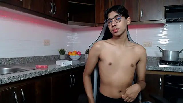 Snapshot of Eros_Lux chatting on May 2, 2026, 1:05 pm Eros Lux online show from May 2, 2026, 1:05 pm