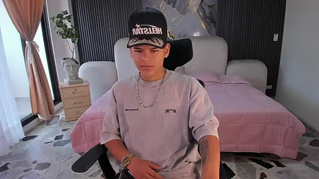 DylanRoyce  online show from April 27, 2026, 12:58 pm
