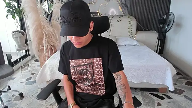 DylanRoyce  online show from March 5, 2026, 12:46 pm