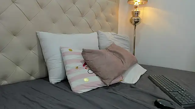 nina joyce online show from March 2, 2026, 8:38 pm