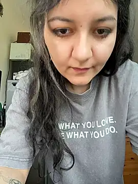 sweetllulus online show from April 14, 2026, 8:08 am