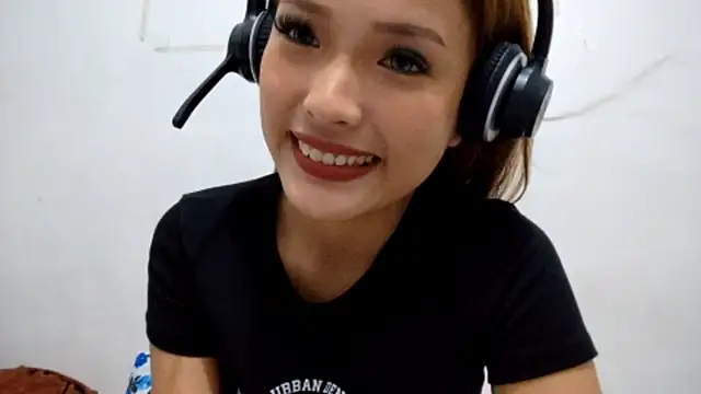 EllieCoconut001 online show from April 15, 2026, 10:32 am