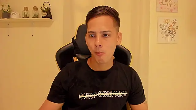 sexy andres01 online show from May 14, 2026, 1:41 pm