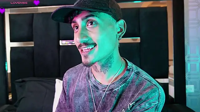 Snapshot of Dark_Eros_ chatting on February 26, 2026, 8:20 pm Dark Eros online show from February 26, 2026, 8:20 pm