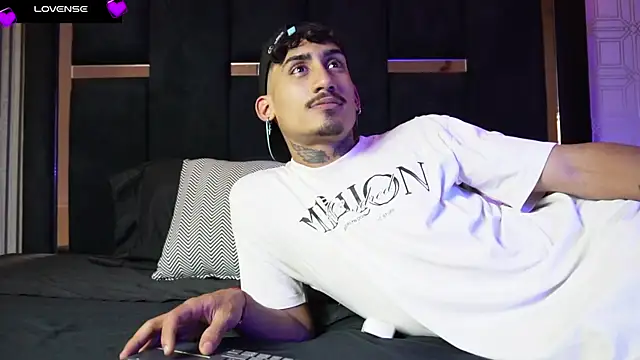 Snapshot of Dark_Eros_ chatting on April 9, 2026, 3:52 am Dark Eros online show from April 9, 2026, 3:52 am