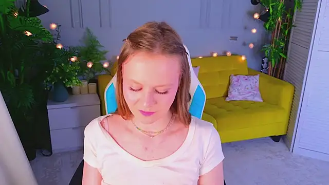 Sophie Peach  online show from May 26, 2026, 3:32 pm