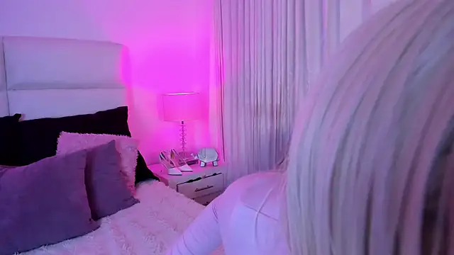 Snapshot of ZafiroMartini_ chatting on April 6, 2026, 10:55 pm ZafiroMartini online show from April 6, 2026, 10:55 pm