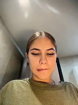 Snapshot of MiluRossee chatting on April 15, 2026, 6:19 am MiluRossee online show from April 15, 2026, 6:19 am