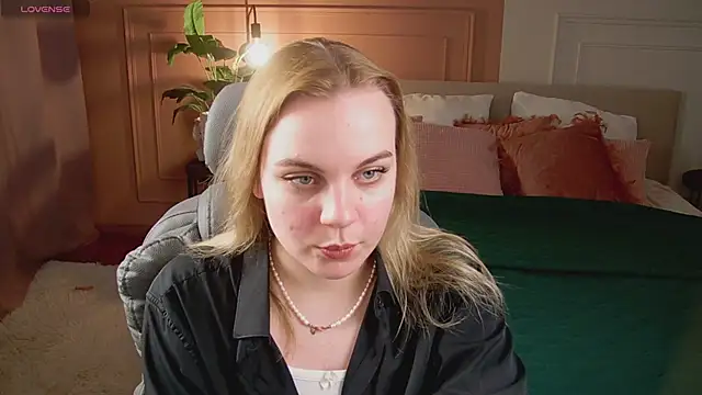 Snapshot of Glow_Margo chatting on April 18, 2026, 1:08 am Glow Margo online show from April 18, 2026, 1:08 am