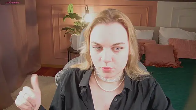 Snapshot of Glow_Margo chatting on April 17, 2026, 1:08 am Glow Margo online show from April 17, 2026, 1:08 am