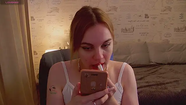Snapshot of Glow_Margo chatting on May 13, 2026, 1:12 am Glow Margo online show from May 13, 2026, 1:12 am