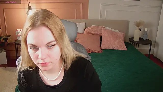 Snapshot of Glow_Margo chatting on April 23, 2026, 1:01 am Glow Margo online show from April 23, 2026, 1:01 am