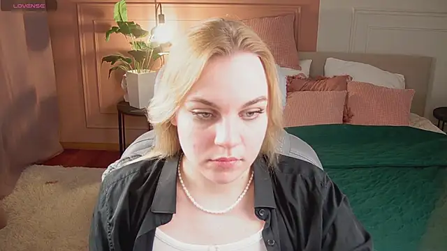 Snapshot of Glow_Margo chatting on April 19, 2026, 1:06 am Glow Margo online show from April 19, 2026, 1:06 am