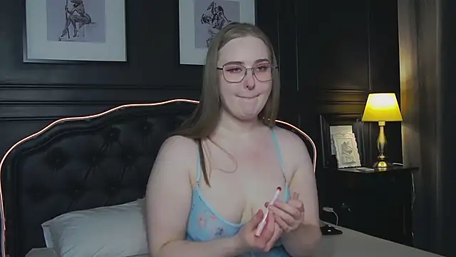 AprilHudson online show from May 3, 2026, 5:01 am