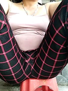 Snapshot of Lucie_Fuzk chatting on April 7, 2026, 3:52 am Lucie Fuzk online show from April 7, 2026, 3:52 am