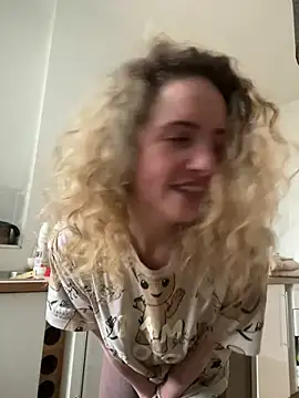 Snapshot of curlyirishgirl chatting on February 26, 2026, 5:02 pm curlyirishgirl online show from February 26, 2026, 5:02 pm