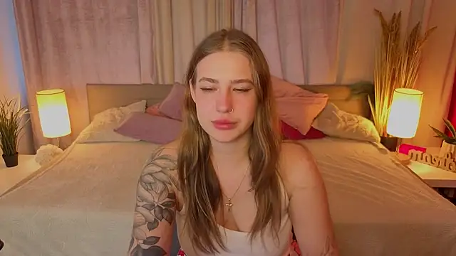 EmilyBlazee online show from April 22, 2026, 6:53 am