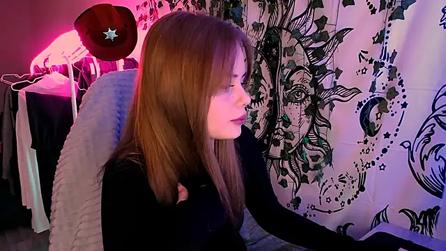 FrancesMiller7 online show from March 4, 2026, 11:18 am