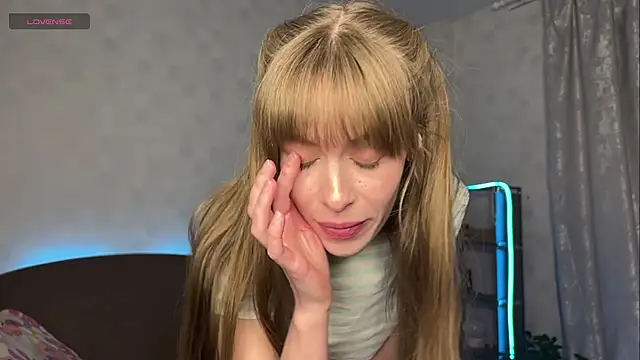 RosaMoore online show from April 4, 2026, 2:34 pm