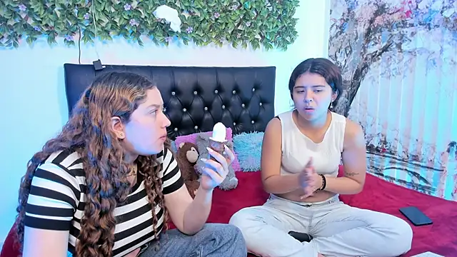 Snapshot of valeria_and_zoe chatting on May 1, 2026, 6:35 pm valeria and zoe online show from May 1, 2026, 6:35 pm