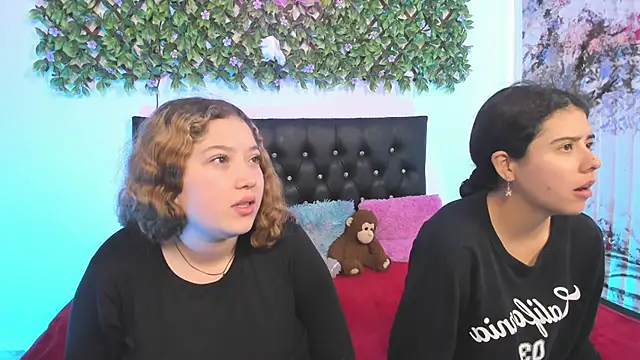 Snapshot of valeria_and_zoe chatting on April 28, 2026, 1:59 pm valeria and zoe online show from April 28, 2026, 1:59 pm