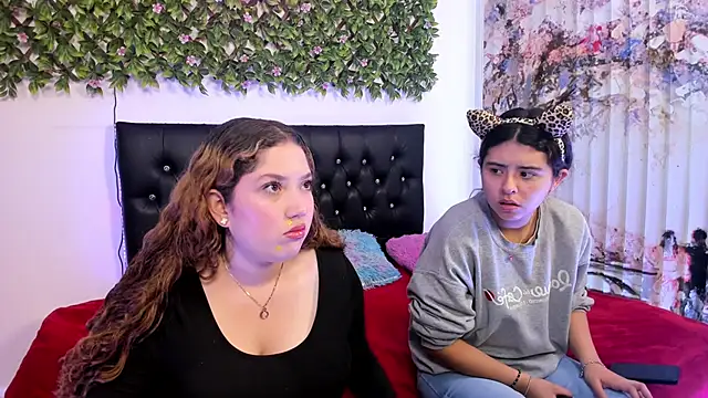 Snapshot of valeria_and_zoe chatting on May 21, 2026, 2:03 pm valeria and zoe online show from May 21, 2026, 2:03 pm