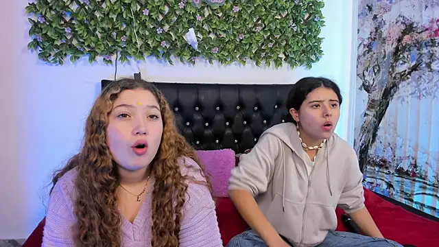 Snapshot of valeria_and_zoe chatting on April 30, 2026, 2:46 pm valeria and zoe online show from April 30, 2026, 2:46 pm