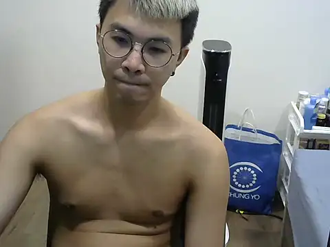 Snapshot of silverwolfwoof chatting on May 8, 2026, 4:44 pm silverwolfwoof online show from May 8, 2026, 4:44 pm