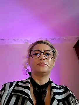 Snapshot of LunaBlaise chatting on April 24, 2026, 6:04 am LunaBlaise online show from April 24, 2026, 6:04 am